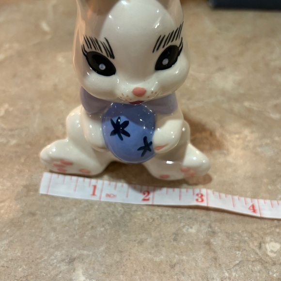 Vintage Ceramic Rabbit Holding An Easter Egg - Picture 6 of 7